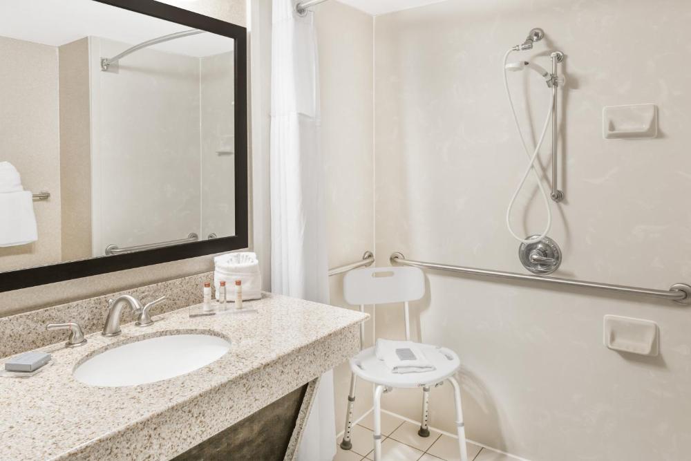 Deluxe King Room - Disability Access/Non-Smoking interior